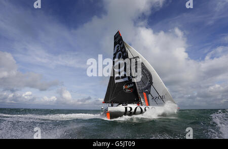 BISHER UNVERÖFFENTLICHTES BILD Weltumsender Segler Alex Thomson bereitet sich mit seiner Yacht Hugo Boss auf dem Solent in der Nähe seiner Basis in Gosport, Hampshire, auf das Vendee Globe Race vor. Thomson wird an der Startlinie von den britischen Konkurrenten Mike Golding und Samantha Davies begleitet. Stockfoto