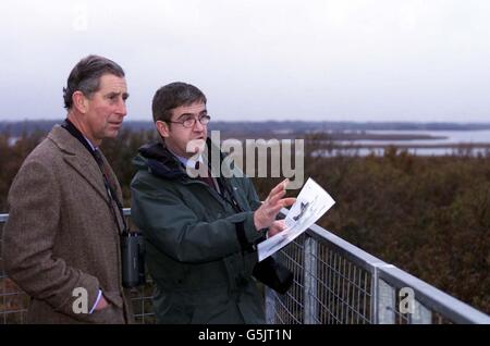 Der Prinz von Wales bei seinem Besuch im Naturschutzgebiet des Norfolk Wildlife Trust in Hickling Broad zwischen Cromer und Great Yarmouth, Norfolk. * der Prinz ist Patron der Wildlife Trusts und führt durch das Naturschutzgebiet, um ein kürzlich fertiggestellte Restaurierungsprojekt im Jahr 500.000 auf dem Broad zu sehen, das das größte Feuchtgebiet Großbritanniens ist. Der Prinz von Wales auf dem Baumturm mit Blick auf die Broaden und dem Direktor des Norfolk Wildlife Trust Brendan Joyce. Stockfoto