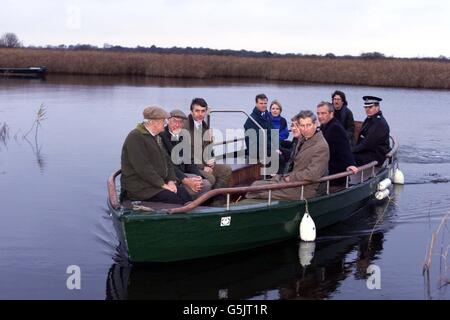 Der Prinz von Wales bei seinem Besuch im Naturschutzgebiet des Norfolk Wildlife Trust in Hickling Broad zwischen Cromer und Great Yarmouth, Norfolk. Der Prinz ist Patron der Wildlife Trusts und führt durch das Naturschutzgebiet, um ein kürzlich fertiggestellte Restaurierungsprojekt aus dem Jahr 500.000 zu sehen. * auf der Broad, die das größte Feuchtgebiet im Vereinigten Königreich ist. Prinz Charles macht eine Bootsfahrt auf dem Little Turn A Reed Lighter. Stockfoto