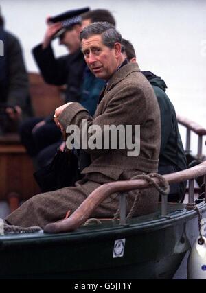 Der Prinz von Wales bei seinem Besuch im Naturschutzgebiet des Norfolk Wildlife Trust in Hickling Broad zwischen Cromer und Great Yarmouth, Norfolk. Der Prinz ist Patron der Wildlife Trusts und führt durch das Naturschutzgebiet, um ein kürzlich fertiggestellte Restaurierungsprojekt aus dem Jahr 500.000 zu sehen. * auf der Broad, die das größte Feuchtgebiet im Vereinigten Königreich ist. Prinz Charles macht eine Bootsfahrt auf dem Little Turn A Reed Lighter. Stockfoto