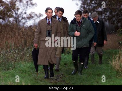 Der Prinz von Wales bei seinem Besuch im Naturschutzgebiet des Norfolk Wildlife Trust in Hickling Broad zwischen Cromer und Great Yarmouth, Norfolk. Der Prinz ist Patron der Wildlife Trusts und führt durch das Naturschutzgebiet, um ein kürzlich fertiggestellte Restaurierungsprojekt aus dem Jahr 500.000 zu sehen. * auf der Broad, die das größte Feuchtgebiet im Vereinigten Königreich ist. Prinz Charles (links) im Gespräch mit Brendan Joyce, Direktor des Norfolk Wildlife Trust (rechts). Stockfoto