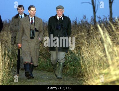 Der Prinz von Wales bei seinem Besuch im Naturschutzgebiet des Norfolk Wildlife Trust in Hickling Broad zwischen Cromer und Great Yarmouth, Norfolk. Der Prinz ist Patron der Wildlife Trusts und führt durch das Naturschutzgebiet, um ein kürzlich fertiggestellte Restaurierungsprojekt aus dem Jahr 500.000 zu sehen. * auf der Broad, die das größte Feuchtgebiet im Vereinigten Königreich ist. Prinz Charles beim Spaziergang durch das Schilf mit dem Vorsitzenden des Norfolk Wildlife Trust Don Dorling (rechts). Stockfoto