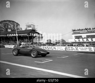 Der britische Rennfahrer Stirling Moss bricht in einem Vanwall bei Goodwood in Sussex seinen eigenen Rundenrekord. Er erreichte Geschwindigkeiten von 97.96 mph während einer Übungsstrecke, in der er zwei Sekunden von seinem Rekord nahm. Stockfoto