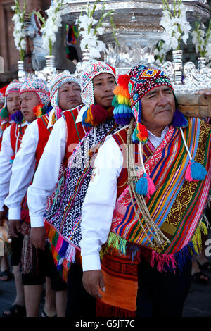 Torhüter die Virgen Natividad Real de La Almudena Float, Fronleichnam, Feier, Cusco, Peru Stockfoto