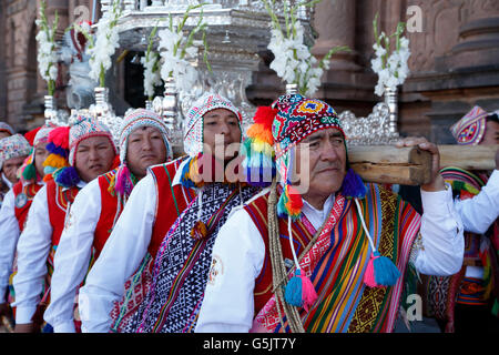 Träger mit Virgen Natividad Real de Almudena Float, Corpus Christi fest, Cusco, Peru Stockfoto