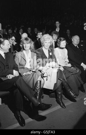 Lady Annabel, links, die Ehefrau des Millionärs des Londoner Finanziers Sir James Goldsmith, mit Lady Falkender, der ehemaligen politischen Sekretärin des ehemaligen Premierministers Sir Harold Wilson, nehmen an der Jahrestagung des Institute of Directors in der Royal Albert Hall in London Teil. Stockfoto