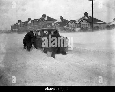 Auf der Folkestone-Dover Road in Capel, in der Nähe von Folkestone in Kent, steckt ein Auto im Schnee. Stockfoto