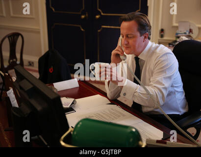 Premierminister David Cameron spricht mit US-Präsident Barack Obama am Telefon von seinem Büro in Downing Street gratulierte ihm zu seinem Wiederwahl-Sieg. Stockfoto