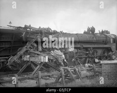 Die Lokomotive eines Nachtauto-Schlafzuges aus Glasgow ist nach einer Kollision mit einem Hastings-London-Zug am Eastbourne-Bahnhof in Trümmer eingebettet. Bei dem Vorfall wurden fünf Menschen getötet. Stockfoto