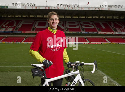 Radfahrer Rowan Staszkiewicz posiert Pitchside vor seiner 26-Meilen-Radtour vom City Ground, Nottingham zum King Power Stadium, Leicester, um Geld für Prostatakrebs UK und die Alzheimer Society zu sammeln. Stockfoto