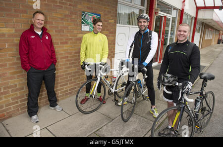 Der Manager von Nottingham Forest, Sean O'Driscoll, spricht mit den Radfahrern Rowan Staszkiewicz, Scott Wilson und Matthew Vincent vor ihrer 26-Meilen-Radtour vom City Ground, Nottingham zum King Power Stadium, Leicester, um Geld für Prostatakrebs UK und die Alzheimer Society zu sammeln. Stockfoto