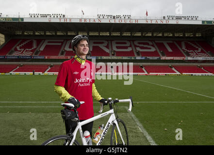 Radfahrer Rowan Staszkiewicz posiert Pitchside vor seiner 26-Meilen-Radtour vom City Ground, Nottingham zum King Power Stadium, Leicester, um Geld für Prostatakrebs UK und die Alzheimer Society zu sammeln. Stockfoto