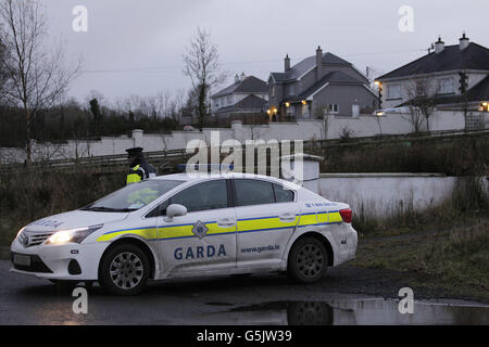 Gardai nimmt an der Szene Teil, nachdem der Leichnam von John Kerins in dem großen, freistehenden zweistöckigen Haus in der Gemeinde Cornavaagh, in der Nähe von Bailieborough, Co Cavan, kurz nach Mittag entdeckt wurde. Stockfoto