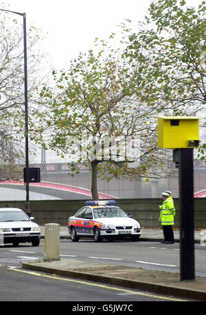 Neue, gut sichtbare Blitzerkamera auf Millbank London, die das Unfallrisiko verringert, da der Autofahrer beim Fahren in Richtung der gelben Boxen langsamer wird. Verkehrsminister John Spellar skizzierte die neuen Blitzerleitlinien. * die jetzt für 15 Polizeikräfte in der Regelung gelten, wo Geld aus Kamera Geldstrafen in mehr Kameras in Gebieten, wo es hohe Unfallrisiken reinvestiert werden können. * 20/3/03: Sicherheitsaktivisten startten eine High Court-Klage mit dem Argument, dass Geschwindigkeitskameras auf Straßen zu leicht zu erkennen seien. Umwelttransportkörper Transport 2000 und die langsamere Geschwindigkeit Stockfoto