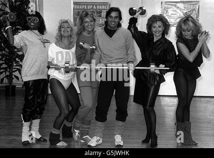 1984: Lifestyle Records geht mit der Lancierung von fünf neuen "Shape Up and Dance" LPs mit George Best und seiner Freundin, der ehemaligen Miss World Mary Stavin (3. V.l.), in eine neue Phase. Die anderen vier LPs sind von Patti Boulaye (links), Suzanne Dando (2. Links), Lulu (2. Rechts) und Bucks Fizz Sänger Jay Aston (rechts). Sie sind im Fitness Center, Covent Garden, London abgebildet. Stockfoto