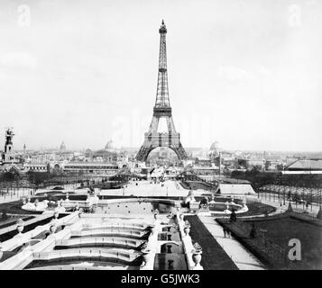 Weltausstellung Paris 1889. Eiffelturm und Ausstellung Gebäude auf dem Champ de Mars von Troacadero, Weltausstellung, 1889 gesehen. Der Eiffelturm wurde gebaut, um als der Eingang zu dieser Weltausstellung dienen. Stockfoto