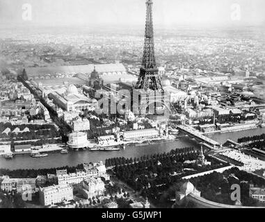 Weltausstellung Paris 1889. Luftaufnahme von Paris, aus einem Ballon, zeigt am Ufer, der Eiffelturm und die Gebäude der Weltausstellung von 1889.  Foto von Alphonse Liébert, 1889. Stockfoto