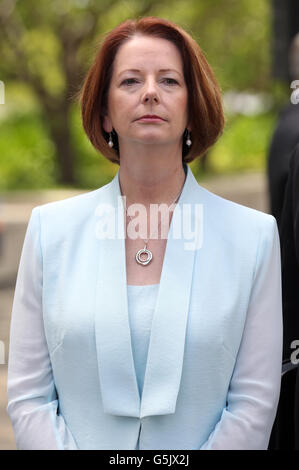 Die Premierministerin von Australien Julia Gillard, die den Prinzen von Wales und die Herzogin von Cornwall traf, als sie an einer Enthüllungszeremonie teilnahmen, die Parkes Place, Queen Elizabeth Terrace, zu Ehren des Queens Diamond Jubilee in Canberra Australia umbenennte. Stockfoto