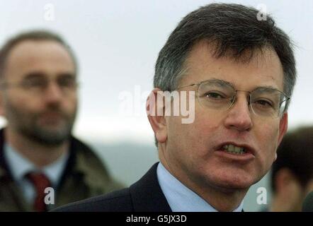 Verkehrsminister Stephen Byers (R), zusammen mit dem Ratsleiter von Newcastle, Tony Flynn, während seines Besuchs in Newcastle upon Tyne. Stockfoto