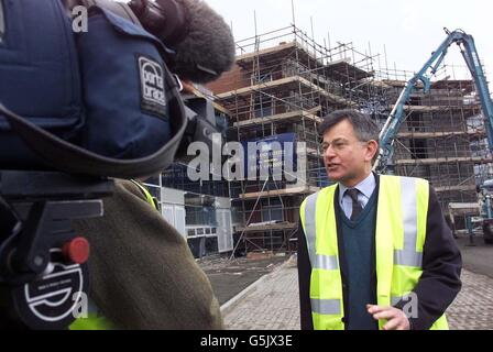 Transport Secretary Stephen Byers in Newcastle upon Tyne, wo er die Arbeiten an der neuen Waterside Park Wohnanlage in Newburn sah, während seines Besuchs in der Gegend 28/05/2002 : ehemaliger Transport Secretary Stephen Byers in Newcastle upon Tyne. Stephen Byers ist zurückgetreten. Er sagte, er würde gehen, weil es das Richtige für die Regierung und die Labour Party sei. Stockfoto