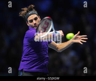 Tennis - Barclays ATP World Tour Finals - Tag Sieben - O2 Arena. Der Schweizer Roger Federer im Einsatz gegen den Briten Andy Murray während der Barclays ATP World Tour Finals in der O2 Arena, London. Stockfoto