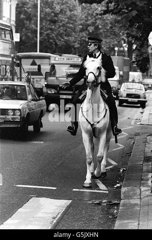 Polizeipferd Echo und Reiter PC John Davies, 24, wieder auf dem Schlag in London nach der Genesung von Verletzungen bei der Hyde Park Bombardierung. * das pensionierte Polizeipferd, das bei einer der blutigsten Gewalttaten der IRA verletzt wurde, bei der vier Wachmänner und sieben Pferde getötet wurden, feiert seinen 30. Geburtstag. Echo, ein grauer Wallach, erlitt während der Bombardierung des Hyde Park am 20. Juli 1982 große oberflächliche Verletzungen, als wartende Terroristen eine Autobombe aus 25 Pfund Gelunkohle, umgeben von vier- und sechs-Zoll-Nägeln, zündeten. Die Haushaltskavalleristen der Blues und Royals ritten durch die Stockfoto