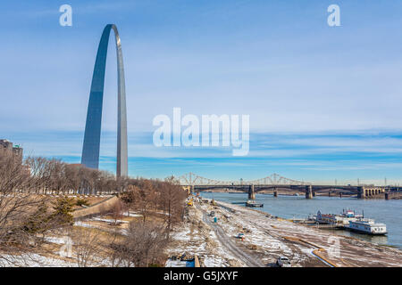 Bauprojekt entlang dem Mississippi Fluß am Gateway Arch-Denkmal in der Innenstadt von St. Louis, Missouri Stockfoto