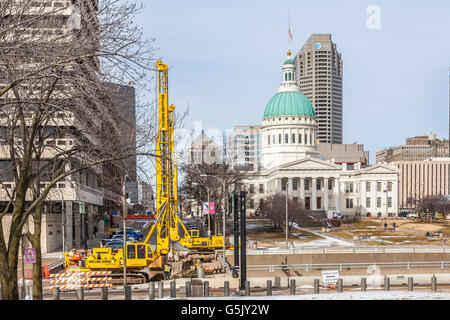 Loch bohren Betrieb im Rahmen des Straßenbaus in der Nähe von Old Courthouse in der Innenstadt von St. Louis, Missouri Stockfoto