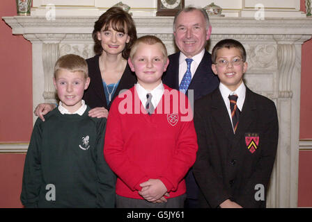 Die Frau des Premierministers Cherie Blair neben John Horam, dem Parlamentsabgeordneten für Orpington in Surrey, und lokalen Kindern aus seinem Wahlkreis Charlie Wright, Christopher Hemming und Vivek Evjemo-Lekshmanan, bei einer Kinderteeparty in der Downing Street Nr. 10. * Kinder aus dem ganzen Land kamen mit Eltern und lokalen Parlamentsabgeordneten an, um Kinder für gute Arbeit und Erfolge zu loben. Stockfoto