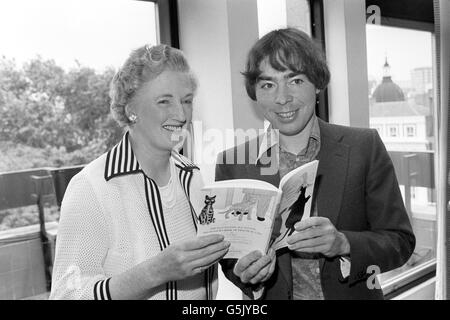 Der Komponist Andrew Lloyd-Webber und die Witwe von TS Eliot, Valerie, besitzen eine Kopie des Buches der praktischen Katzen des Dichters Old Possum, das in ein Bühnenmusical verwandelt wird. Stockfoto