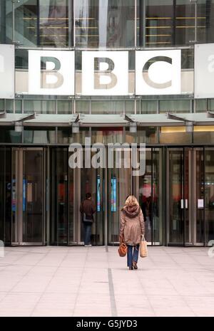 BBC-Mitarbeiter kommen im New Broadcasting House im Zentrum von London an, als die Nachrichtendirektorin der BBC, Helen Boaden, und ihr Stellvertreter, Stephen Mitchell, nur zwei Tage nach dem Rücktritt von Generaldirektor George Entwistle zur Seite getreten sind. Stockfoto