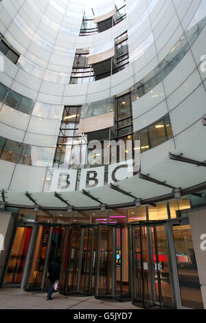 BBC-Mitarbeiter kommen im New Broadcasting House im Zentrum von London an, als die Nachrichtendirektorin der BBC, Helen Boaden, und ihr Stellvertreter, Stephen Mitchell, nur zwei Tage nach dem Rücktritt von Generaldirektor George Entwistle zur Seite getreten sind. Stockfoto