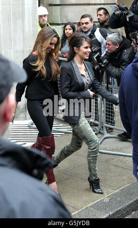 Cheryl Cole (rechts) und Nadine Coyle (links) von Girls Aloud verlassen BBC Radio 2 im Western House im Zentrum von London. Stockfoto