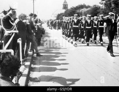 Sir Rex Hunt, Zivilkommissar der Falklandinseln, begrüßt die Matrosen des Patrouillenschiffs HMS Endurance march, die am Victory Green, Port Stanley, vorbeiziehen, in einer Parade anlässlich des 150. Jahrestages der britischen Herrschaft in den Falklandinseln. Stockfoto