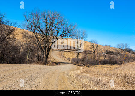 Schotterstraße schlängelt sich durch den sanften Hügeln des westlichen Iowa ist Bestandteil der Loess Hills National Scenic Byway Stockfoto