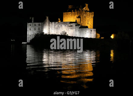 Eine allgemeine Ansicht des Eilean Donan Castle bei Nacht in der Nähe des Dorfes Dornie. Eilean Donan ist eine kleine Insel in Loch Duich im westlichen schottischen Hochland. Es ist mit dem Festland durch eine Fußgängerbrücke verbunden und liegt etwa eine halbe Meile vom Dorf Dornie entfernt Stockfoto