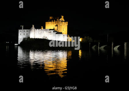 Eine allgemeine Ansicht des Eilean Donan Castle bei Nacht in der Nähe des Dorfes Dornie. Eilean Donan ist eine kleine Insel in Loch Duich im westlichen schottischen Hochland. Es ist mit dem Festland durch eine Fußgängerbrücke verbunden und liegt etwa eine halbe Meile vom Dorf Dornie entfernt. Stockfoto