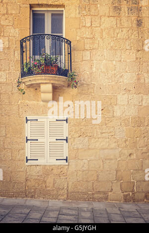 Balkon auf der alten Stadtmauer in Mdina, Malta. Vintage Bild Stockfoto