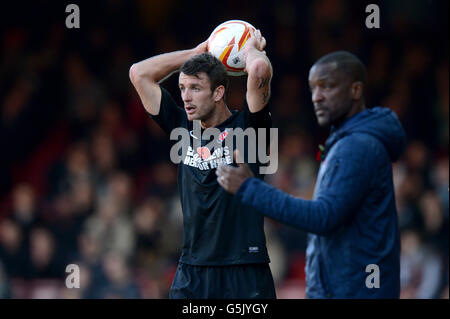 Fußball - npower Football League Championship - Bristol City / Charlton Athletic - Ashton Gate. Dan Seaborne von Charlton Athletic wirft sich vor Manager Chris Powell Stockfoto