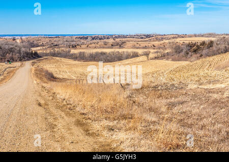 Schotterstraße schlängelt sich durch den sanften Hügeln des westlichen Iowa auf der Postkutsche Spur die Loess Hills National Scenic Byway Stockfoto