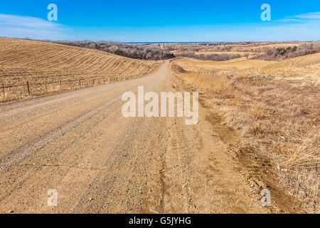 Schotterstraße schlängelt sich durch den sanften Hügeln des westlichen Iowa auf der Postkutsche Spur die Loess Hills National Scenic Byway Stockfoto