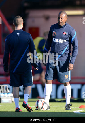 Fußball - npower Football League Championship - Bristol City / Charlton Athletic - Ashton Gate. Charlton Athletic Assistant Manager Alex Dyer (rechts) beim Warm-up Stockfoto