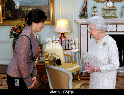 Königin Elizabeth II. Spricht mit der Premierministerin Thailands, Frau Yingluck Shinawatra, während einer privaten Audienz im Buckingham Palace im Zentrum von London. Stockfoto