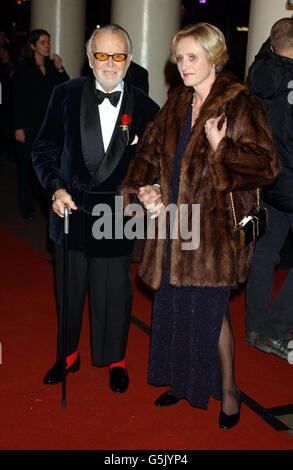 Sir John Mills und seine private Krankenschwester kommen am Theatre Royal, Haymarket, London an, wo Dame Judi Dench ihr Academy Fellowship zu ihrem 67. Geburtstag erhalten wird. * ..... Die Präsentation findet im Theater statt, wo sie derzeit in der königlichen Familie unter der Leitung von Sir Peter Hall zu sehen ist. Das renommierte Stipendium ist die höchste Auszeichnung, die von der British Academy of Film & Television (BAFTA) vergeben wird, und würdigt ihre Arbeit im Film und Fernsehen. Stockfoto