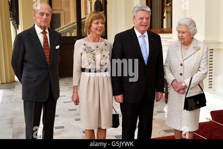 Königin Elizabeth II. Und der Herzog von Edinburgh posieren mit dem Bundespräsidenten Joachim Gauck und seiner Partnerin Daniela Schadt nach ihrer Ankunft zum Mittagessen im Buckingham Palace im Zentrum von London. Stockfoto