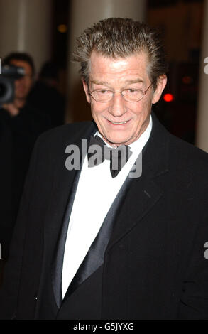 John Hurt bei seiner Ankunft im Theatre Royal, Haymarket, London, wo Dame Judi Dench ihr Academy Fellowship zu ihrem 67. Geburtstag erhalten wird. Stockfoto