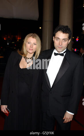 Der Schauspieler Rufus Sewell und Amy Gardner kommen am Theatre Royal, Haymarket, London, an, wo Dame Judi Dench ihr Academy Fellowship an ihrem 67. Geburtstag erhalten wird. Stockfoto