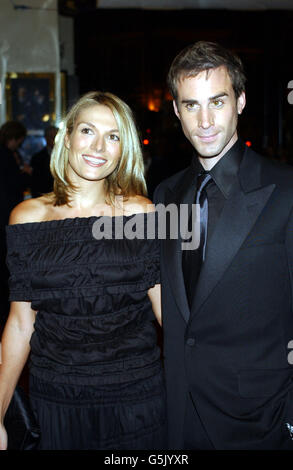 Der Schauspieler Joseph Fiennes und Fiona Jolly kommen am Theatre Royal, Haymarket, London an, wo Dame Judi Dench ihr Academy Fellowship zu ihrem 67. Geburtstag erhalten wird. Stockfoto