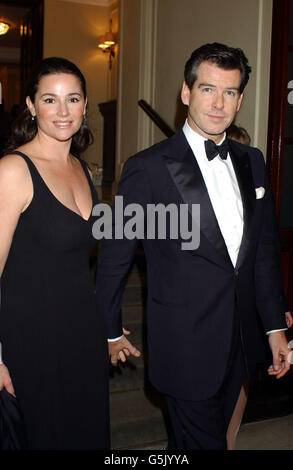 Der Schauspieler Pierce Brosnan und seine Frau Keeley Shaye-Smith kommen am Theatre Royal, Haymarket, London an, wo Dame Judi Dench ihr Academy Fellowship zu ihrem 67. Geburtstag erhalten wird. Stockfoto