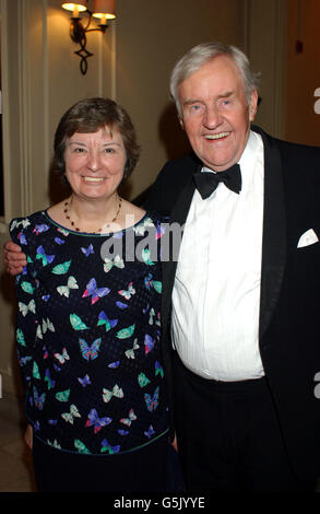 Richard Briers kommt am Theatre Royal, Haymarket, London an, wo Dame Judi Dench ihr Academy Fellowship zu ihrem 67. Geburtstag erhalten wird. Stockfoto